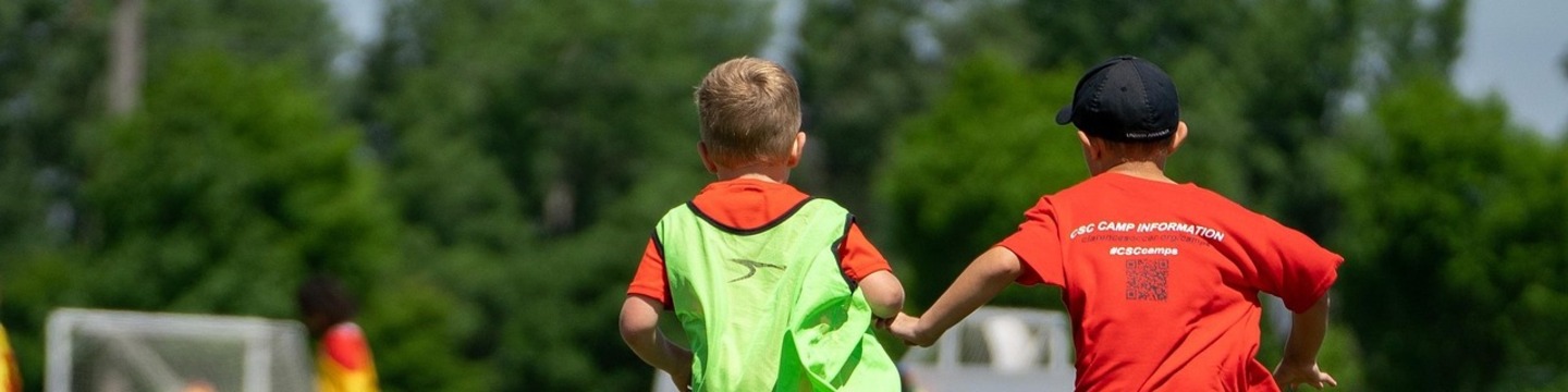Kinderen voetballen